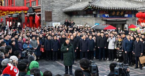 習(xí)近平春節(jié)前夕在天津看望慰問(wèn)基層干部群眾